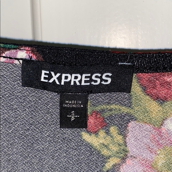 Express floral bell sleeve blouse - Picture 2 of 4